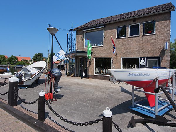 Het watersportservicebedrijf én museum van Auke en Carla de Vries aan de Oasingaleane in Langweer.