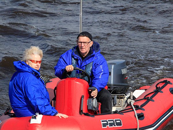 Klaas Poelman en zijn vrouw Suzan zijn graag in de weer voor de watersportvereniging. Suzan is gastvrouw op het wedstrijdschip.