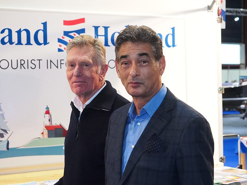 Mr. Gerard Spong (rechts) met een vriend bij de stand van Friesland Holland op Boot Holland in Leeuwarden. 