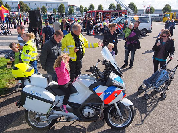 Grote belangstelling voor de politie en brandweer op de open dag van Hielkema Verkeersschool in Heerenveen.