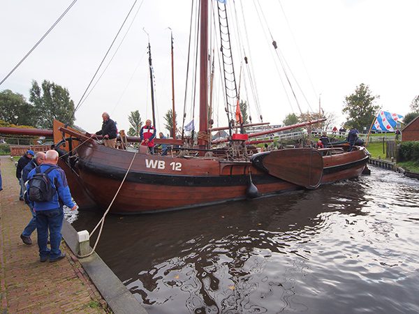 Met aken als de WB 12 (WB=Wymbrits, voormalige gemeente, nu een deel van de gemeente Súdwest-Fryslân) werd levende paling van Friesland naar Londen vervoerd.
