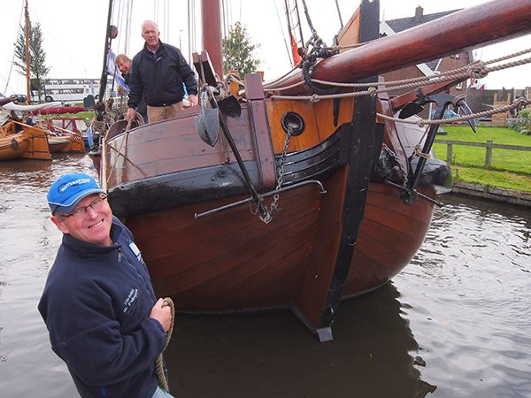 Jan Veenstra, de laatste professionele palingboer van Heeg, bij de palingaak Korneliske Ykes II.