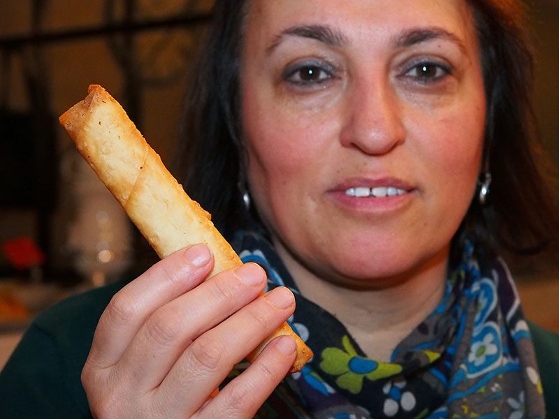 Nurcan Aksel toont de in Friesland populairste Turkse snack, de fetarol.