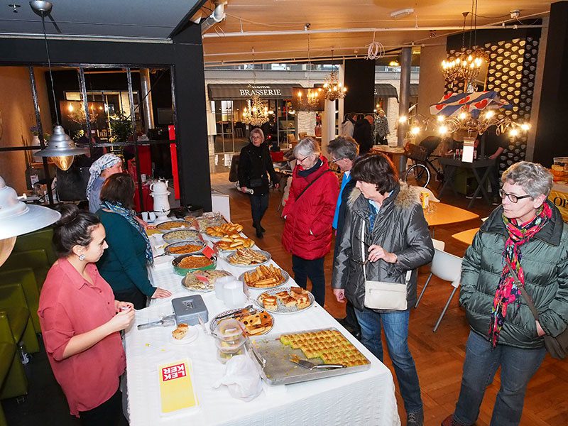 Turkse gerechten op de streekproductenmarkt ‘Proef Friesland’, 5, 6 en 7 maart 2015 in de Henders & Hazel-lounge in Home Center Wolvega. Deze streekmarkt wordt in 2016 op 3, 4 en 5 maart gehouden. Info: www.proeffriesland.nl