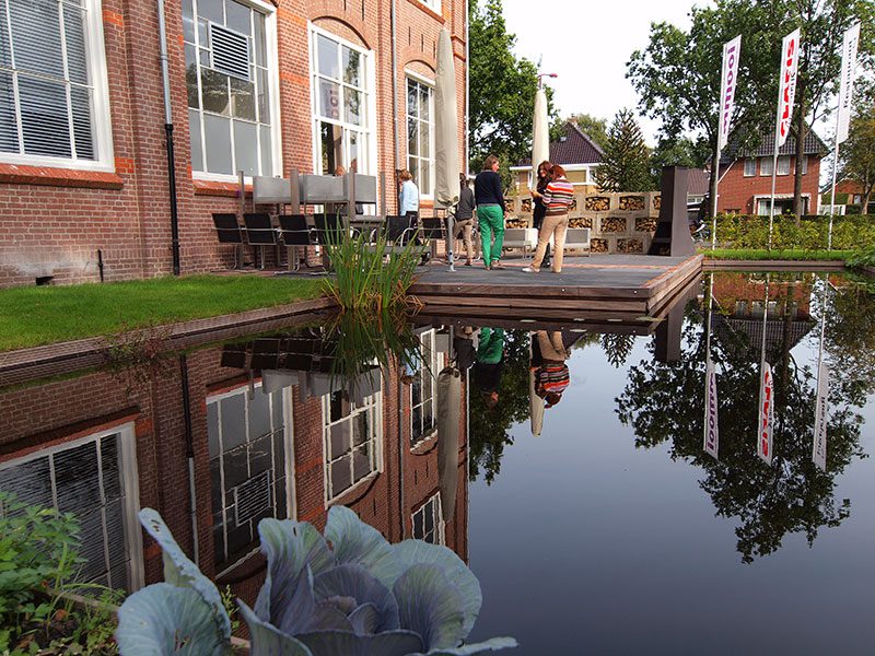 Het Ambacht is gehuisvest in de voormalige technische school aan de Burgemeester Falkenaweg in Heerenveen.