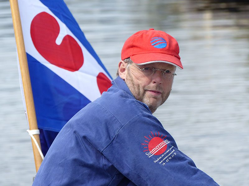 Wiepke Wierda vaart altijd met de Friese vlag als decor.