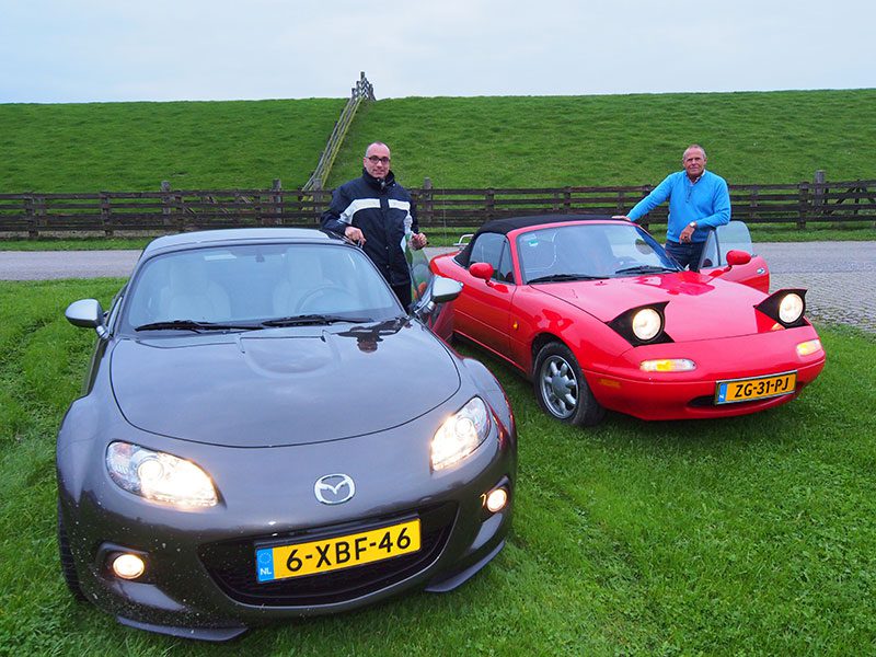 Links Jethro Wassen met een nieuwe Mazda MX5 en rechts Henk Holtman met zijn 25 jaar geleden gebouwde en nog steeds perfect functionerende MX5.