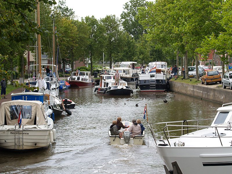 Hanze- en Elfstedenstad Bolsward is een populaire bestemming voor watersporters met grote en kleine boten.