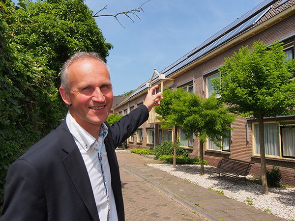 Gerard Haitsma wil Workum op de kaart zetten als één van de boeiendste en meest levendige IJsselmeerstadjes. Hij benadrukt met het wijzen naar de zonnepanelen op het dak van “zijn” nieuwe hotel het beleid van de directie inzake duurzaamheid.
