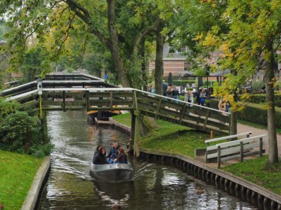 Giethoorn loopt over van de toeristen, maar alleen in het hoogseizoen in het centrum