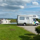 Na gratis Marrekrite ligplaatsen voor boot ook gratis camperplaatsen in Friesland?