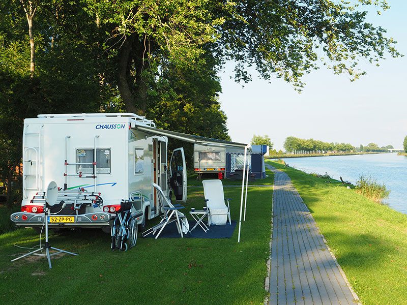 Er zijn 25 plekken voor campers, caravans en tenten aan het water. Het hele terrein is rolstoelvriendelijk ingericht.