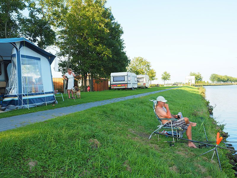 Er zijn 25 plekken voor campers, caravans en tenten aan het water. Het hele terrein is rolstoelvriendelijk ingericht.