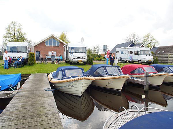 Camperpark Kuikhorne verhuurt ook sloepen. Ze geven het kamperen in de Friese Wouden een extra dimensie.