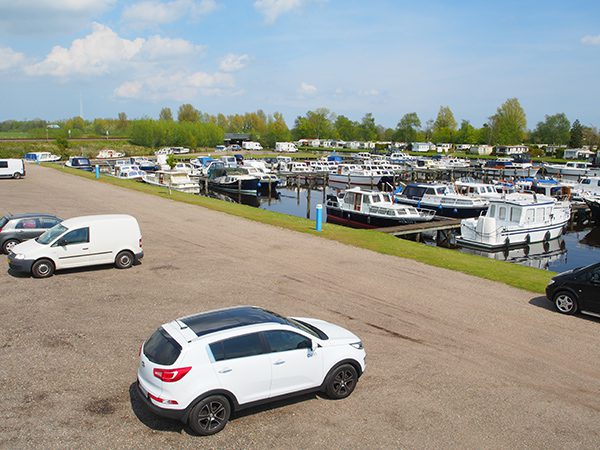 De jachthaven ligt op de route van de drukke Zuidwesthoek van Friesland naar de rustige Noordoosthoek.