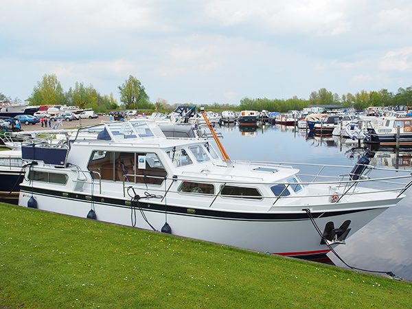 De jachthaven ligt op de route van de drukke Zuidwesthoek van Friesland naar de rustige Noordoosthoek.