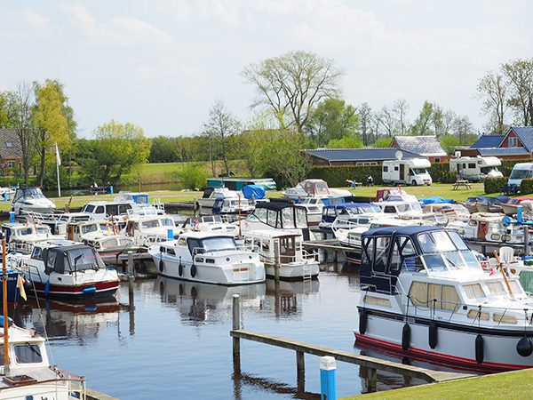 De jachthaven ligt op de route van de drukke Zuidwesthoek van Friesland naar de rustige Noordoosthoek.