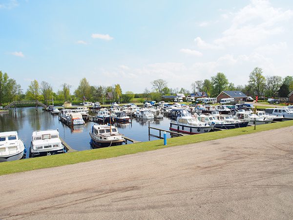 De jachthaven ligt op de route van de drukke Zuidwesthoek van Friesland naar de rustige Noordoosthoek.