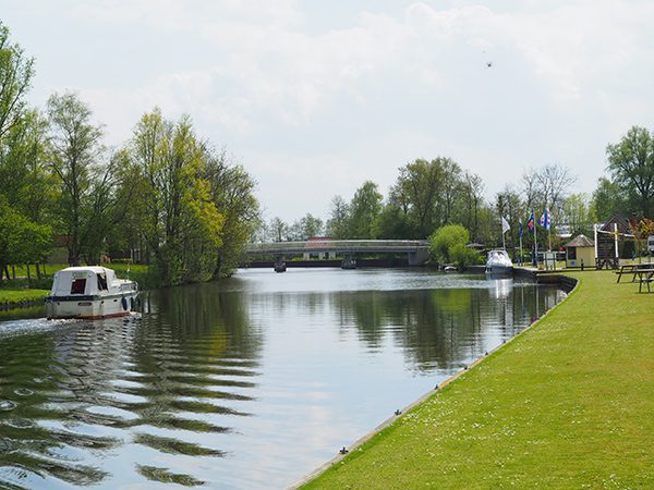 De jachthaven ligt op de route van de drukke Zuidwesthoek van Friesland naar de rustige Noordoosthoek.