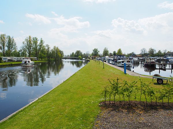 De jachthaven ligt op de route van de drukke Zuidwesthoek van Friesland naar de rustige Noordoosthoek.