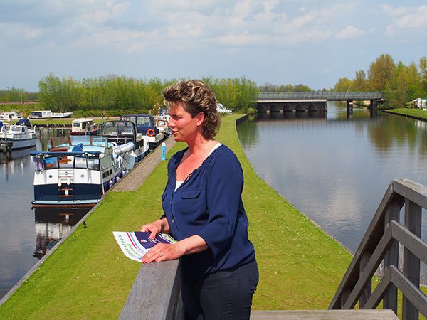 De jachthaven ligt op de route van de drukke Zuidwesthoek van Friesland naar de rustige Noordoosthoek.