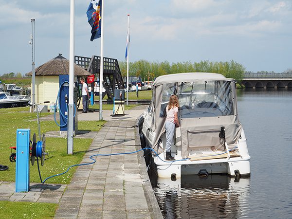 De jachthaven ligt op de route van de drukke Zuidwesthoek van Friesland naar de rustige Noordoosthoek.