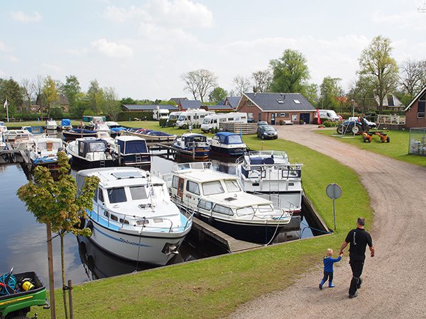 De jachthaven ligt op de route van de drukke Zuidwesthoek van Friesland naar de rustige Noordoosthoek.