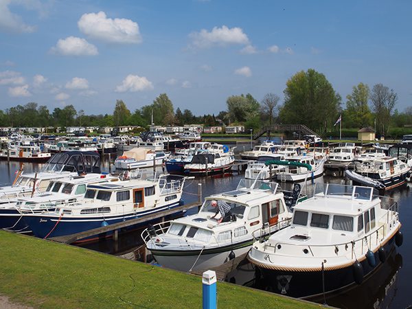 De jachthaven ligt op de route van de drukke Zuidwesthoek van Friesland naar de rustige Noordoosthoek.