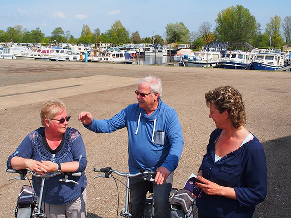 De jachthaven ligt op de route van de drukke Zuidwesthoek van Friesland naar de rustige Noordoosthoek.