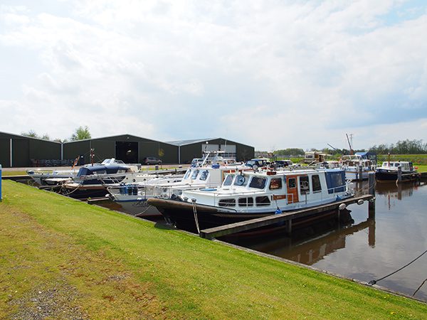 Jachthaven ’t Eibertsnest verleent jachtservice, heeft doe-het-zelf-loodsen en exploiteert een enorme winterberging, binnen en buiten. 