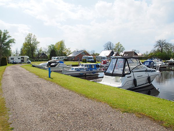 Kamperen aan de boorden van De Swemmer en jachthaven “t Eibertsnest in De Westereen (Zwaagwesteinde, Oost-Friesland, Friese Wouden).