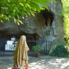 Grot in het Friese Sint Nicolaasga is een prima alternatief voor die van Lourdes