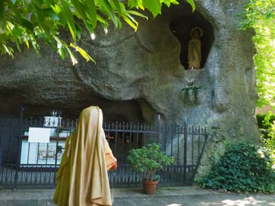Grot in het Friese Sint Nicolaasga is een prima alternatief voor die van Lourdes