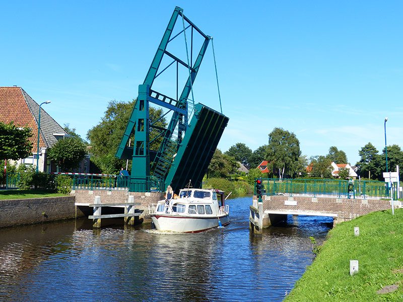 Met de boot naar vorstelijk Oranjewoud via Mildam. © Albert Hendriks Friesland Holland Nieuwsdienst