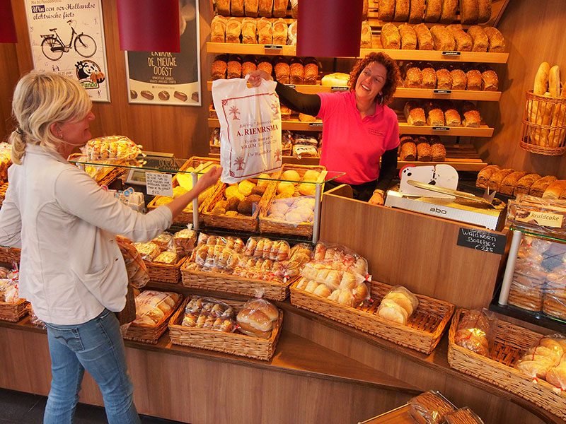 We zouden haar Miss Kollum kunnen noemen, medewerkster Margreet van der Steeg van bakkerij ‘De Korenschoof’ van de familie Riemersma aan de Eyso de Wendtstraat. Voor typisch Friese streekproducten uit een ambachtelijke bakkerij moet je bij haar zijn.