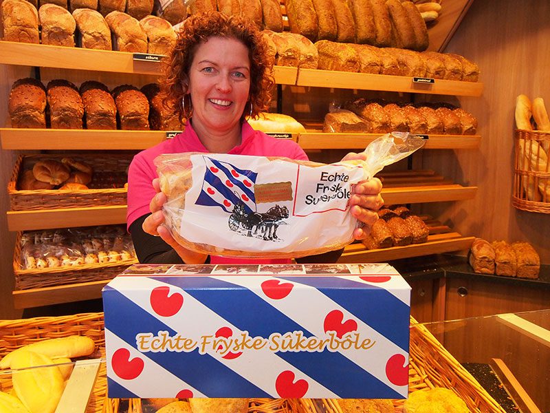 We zouden haar Miss Kollum kunnen noemen, medewerkster Margreet van der Steeg van bakkerij ‘De Korenschoof’ van de familie Riemersma aan de Eyso de Wendtstraat. Voor typisch Friese streekproducten uit een ambachtelijke bakkerij moet je bij haar zijn.