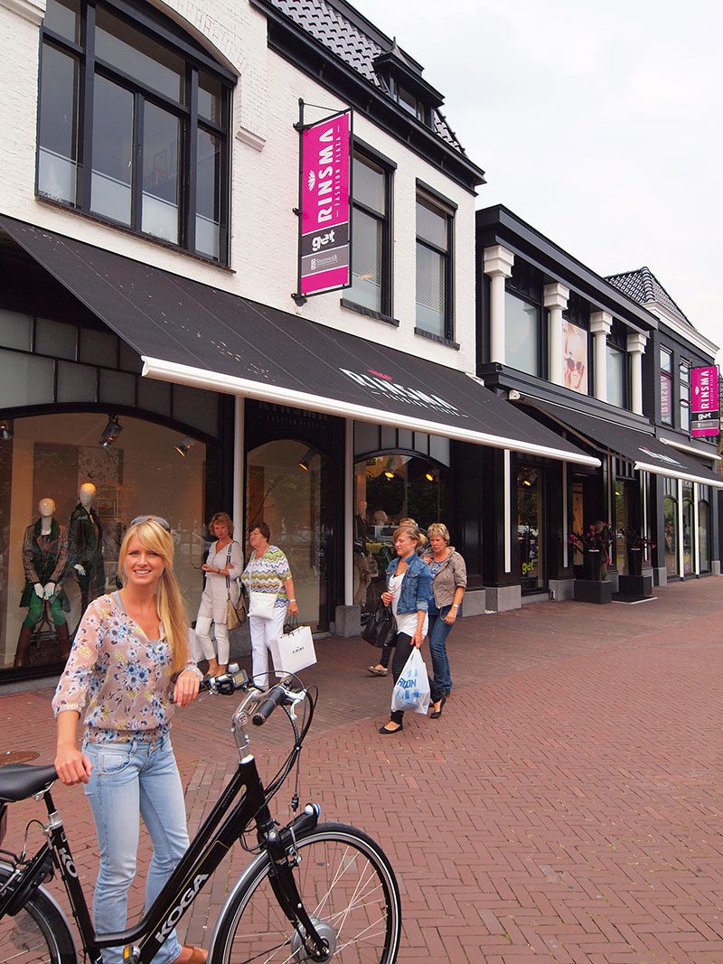 Modehuis Rinsma in Gorredijk investeerde in een forse uitbreiding van de collectie, sfeer en gezelligheid. De buren liften mee. 