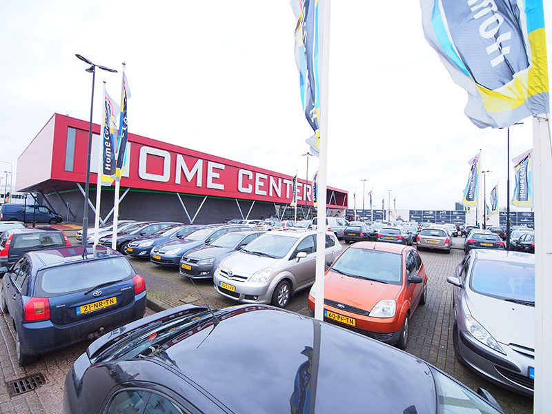Alle parkeerterreinen rondom Home Center waren zaterdag 1 februari 2014 bezet vanwege de toen gestarte XXL-opruiming. Home Center manifesteert zich sinds de uitbreidingen van eind vorig jaar als de grootste en meest gevarieerde en meest internationale woonbelevenis van Nederland.