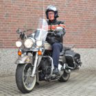 Hotelier en Harley Davidson-fan Dirk Klemkerk wijst “easy riders” de weg