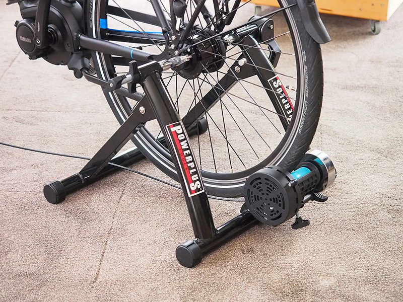 De Powerplus fietstrainer kan belast worden tot 150 kg, is geheel inklapbaar en weegt slechts 8 kg. Het loopwiel waarop de achterband rust is van polyurethaan (maximale grip en geringere bandenslijtage).
