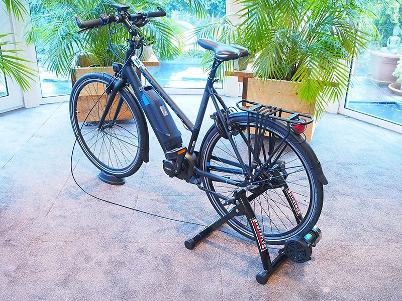 De Razer is Batavus’ hipste en lichtste e-bike (met accu 22 kg), speciaal gemaakt voor intensief woon-werkverkeer en dus solide. De fiets kreeg de GIO Special Award for Excellence. De vakjury: “De Razer slaat een brug tussen jeugd en elektrische fietsen, tussen de scooter en de fiets, maar ook tussen de bus en fietsen. Er is sprake van een integratie van een voertuig met aandrijving en opslag van de batterij, die mooi geïntegreerd is in het design. Het loopt mooi in elkaar over. Dit is origineel omdat het een nieuwe fase inluidt van elektrische fietsen, waarbij het een volwassen product is geworden dat ook in de segmentatie van de jeugd een plaats heeft.”