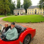 In een cabriootje langs Friese kastelen. Triumph TR Club toert door Noardlike Fryske Wâlden