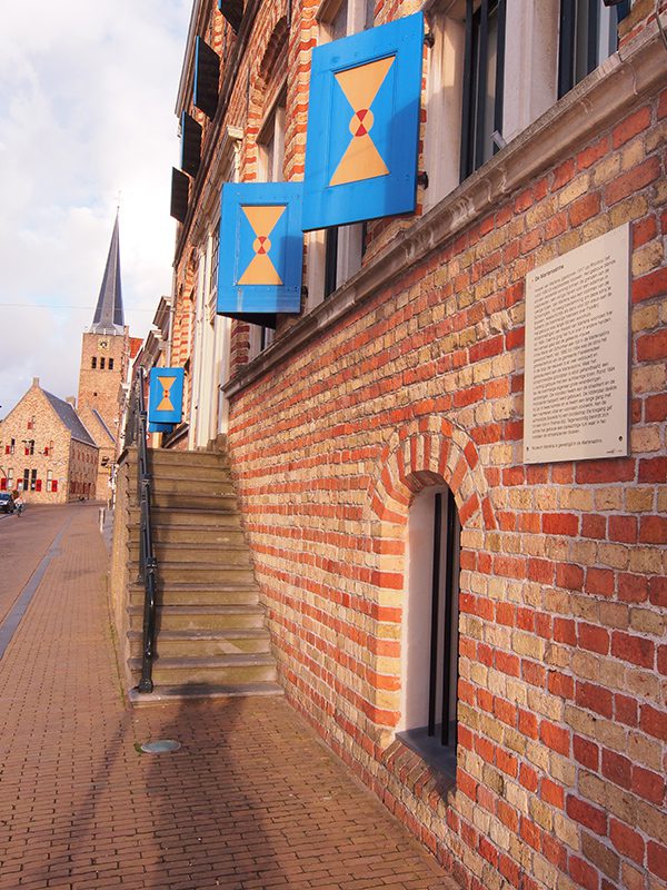 Martenastins is een kasteel met veel gezichten, midden in Franeker, een Elfstedenstad met ontzettend veel monumenten. Achter de stins ligt een vrij toegankelijk park.