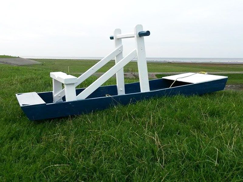 Deze replica van een originele slikslee, Rappe Jelle, wordt zaterdag 24 oktober 2015 ingezet voor demonstraties en wedstrijden op het Wad bij het museum in de plaats met de toepasselijke naam Moddergat. De slee voor dames zal Felle Feikje heten. Foto: Willem Groenia. 