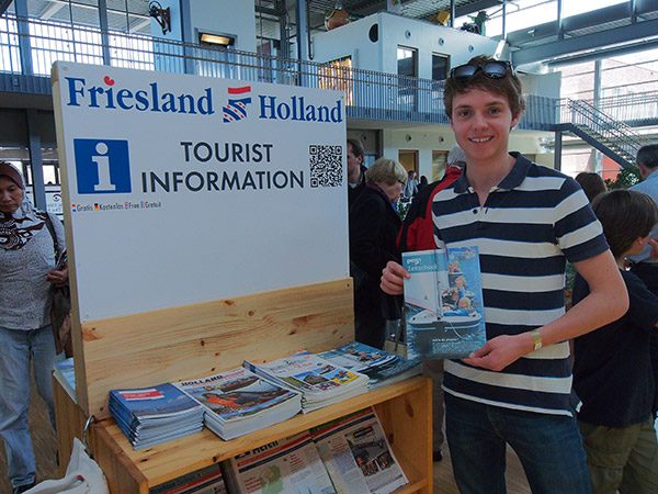 Jean-Luc Overkamp uit Den Haag, leerling van The International School, zien we deze zomer op de Friese meren als instructeur bij zeilschool Pean.