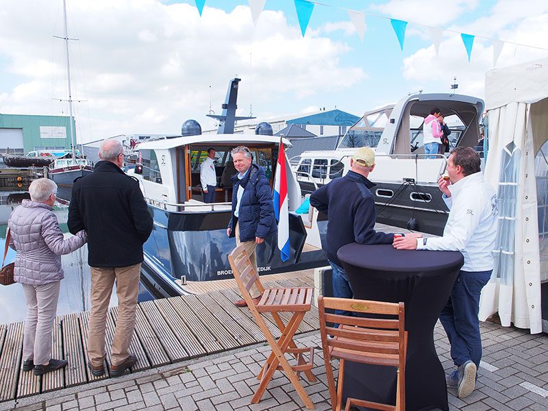 Grote drukte steeds bij de Discovery en Evolve jachten van Super Lauwersmeer (Frisian Motor Boats) in de haven van concurrent Vivante.