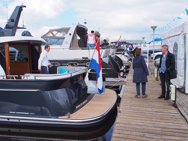 Grote drukte steeds bij de Discovery en Evolve jachten van Super Lauwersmeer (Frisian Motor Boats) in de haven van concurrent Vivante.