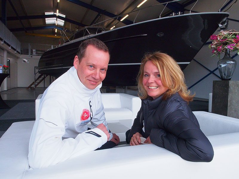 Het toppunt van vreemdgaan. Bastiaan Jousma van Super Lauwersmeer op de maagdenbank met Bregina van Straten van Vivante Yachts. Achter hen een nieuw Vivante motorjacht.