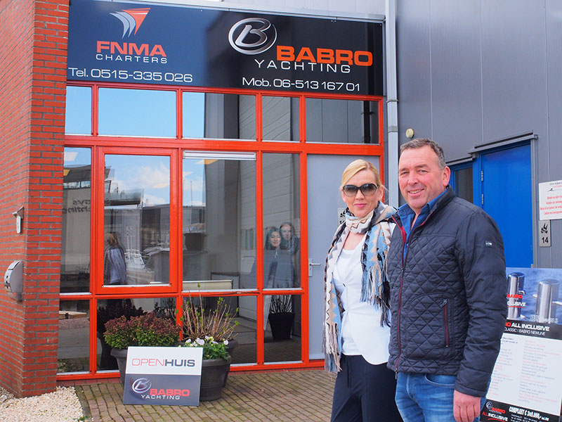 Harm van der Wal en Gerda van der Ploeg voor hun nieuwe kantoor aan de Hendrik Bulthuisweg op watersportbedrijvenpark ’t Ges in Sneek.