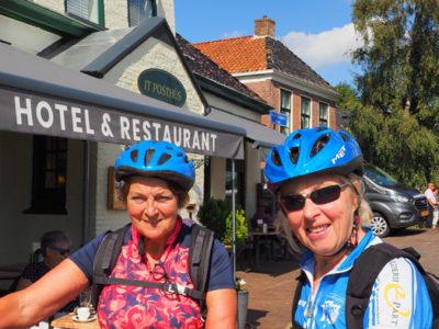 Janny (68) en Klaasje (71) geven leeftijdgenoten op e-bikes het nakijken